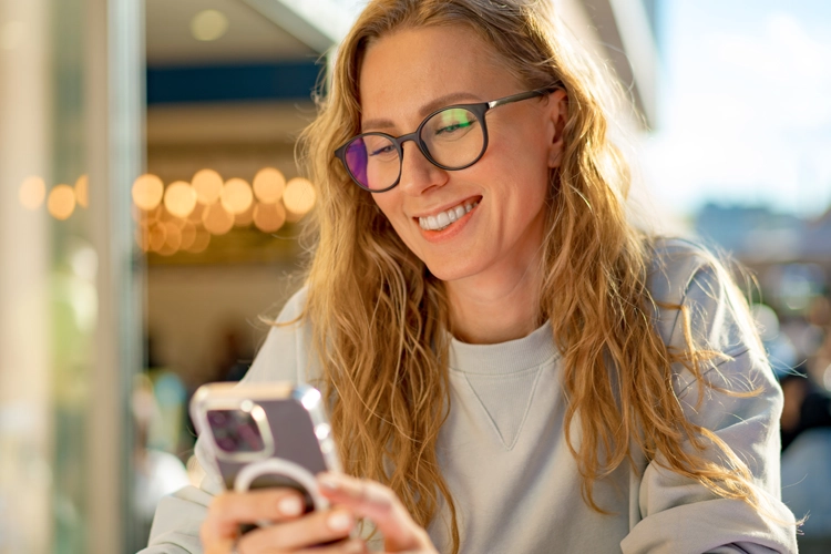 Frau mit einem Smartphone